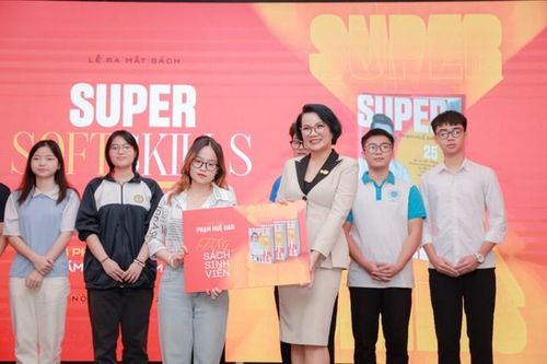 Tác giả '25 bí quyết vàng trong phỏng vấn tuyển dụng trăm trận trăm thắng' tặng sách cho sinh viên