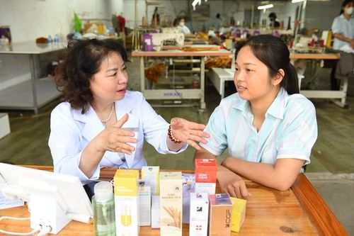 'Bác sĩ làn da' đến với nữ công nhân xưởng may Alens, Kim Quan, Thạch Thất, Hà Nội