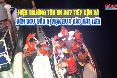 Hiện trường tàu KN 467 tiếp cận và đón ngư dân bị nạn để đưa vào đất liền