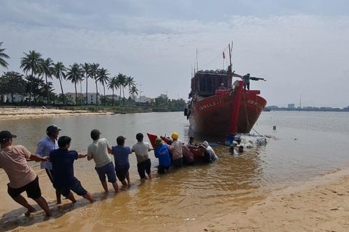 Quảng Bình: Bất chấp lệnh cấm biển, 2 ngư dân ra khơi bị chìm thuyền