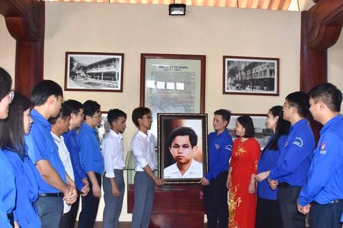 Trao tặng ảnh phục chế chân dung Anh hùng liệt sĩ Lý Tự Trọng