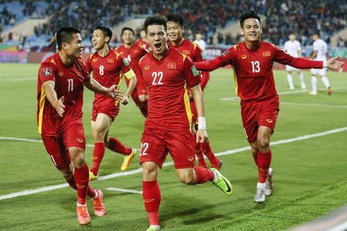 HLV Troussier: 'Tuyển Việt Nam yếu ở châu Á, đừng mãi vô địch Đông Nam Á'