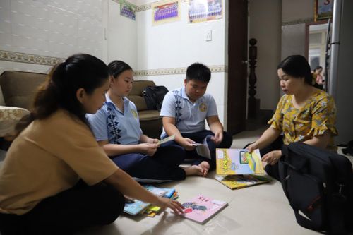 Những bàn tay kết bện yêu thương