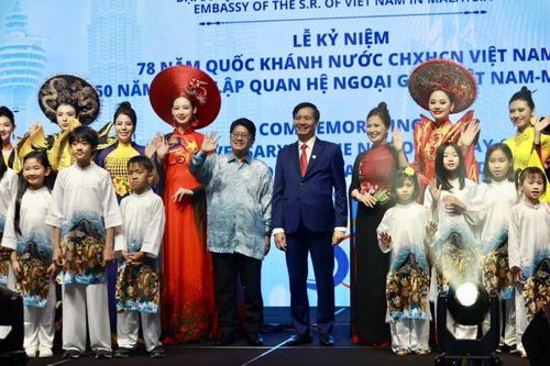 NTK Thoa Trần cùng 'giấc mơ' lan tỏa tình yêu áo dài tới bè bạn quốc tế