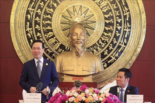 Chủ tịch nước gặp gỡ cán bộ, nhân viên cơ quan ngoại giao Việt Nam tại Trung Quốc