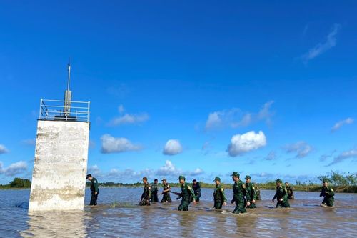 Tiếp thêm động lực, động viên cán bộ, chiến sĩ hoàn thành tốt mọi nhiệm vụ được giao