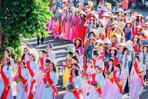 Hơn 1.500 người diễu hành áo dài chào mừng Ngày thành lập Hội LHPN Việt Nam