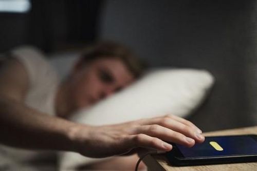 Khi đi ngủ nên bật điện thoại ở chế độ nào để giảm bức xạ?