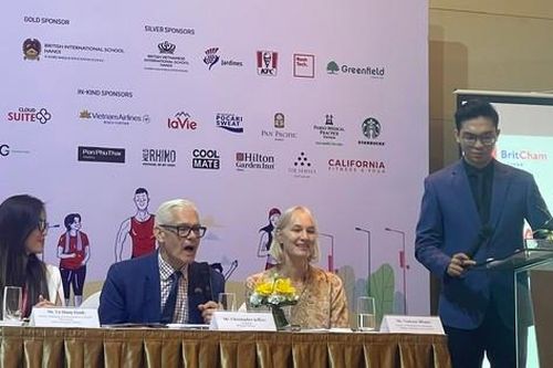 Đại sứ Anh tham gia giải chạy từ thiện tại Việt Nam