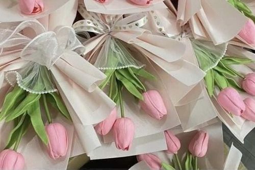 Hoa sáp 'phủ sóng' chợ 20/10, dân buôn bán 1,5 vạn bó