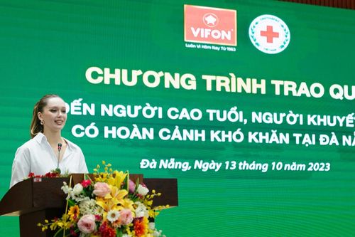 Hoa hậu Ba Lan tặng quà người dân Đà Nẵng có hoàn cảnh khó khăn