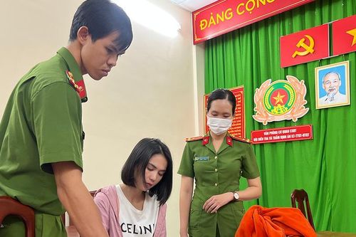 Người mẫu Ngọc Trinh khai gì vụ thả 2 tay lái mô tô?