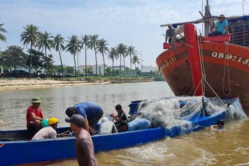 Chìm thuyền trên biển, hai bố con bơi 2 km vào bờ