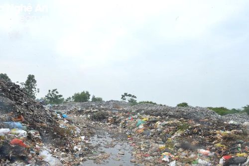 Rác thải ném ven đường, ngập tràn kênh mương, đồi, bãi... ở nhiều vùng nông thôn