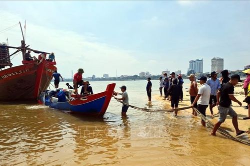 Chìm thuyền trên biển, hai ngư dân tự bơi vào bờ