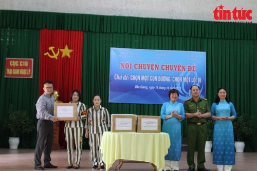 Trò chuyện chuyên đề hướng thiện và tặng sách cho nữ phạm nhân tại Trại giam Ngọc Lý