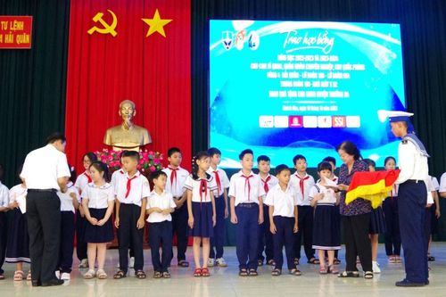 BTL Vùng 4 trao tặng học bổng Vừ A Dính cho con em gia đình Hải quân