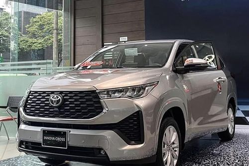 Vừa ra mắt xe Toyota Innova Cross đã có tình trạng 'mua bia kèm lạc'