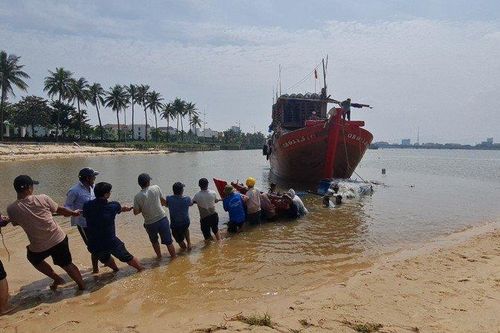 Quảng Bình: Chìm tàu, hai ngư dân bơi vào bờ cầu cứu