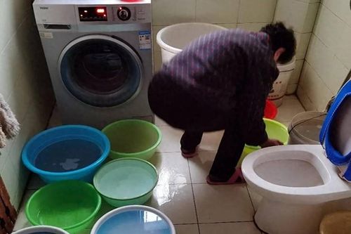 Tại sao không nên đổ nước thải sinh hoạt vào bồn cầu?