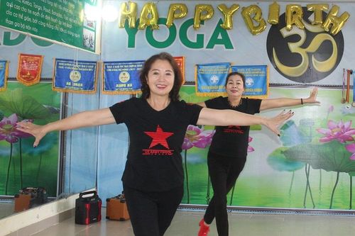 'Gánh' Yoga lên non