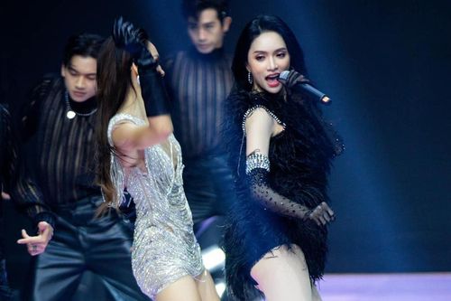 Bị tắt micro trong lúc đang biểu diễn trên sân khấu, Hương Giang nói gì?