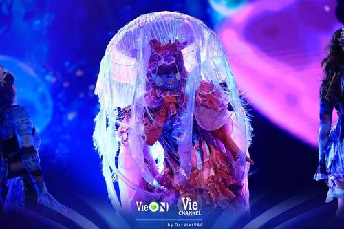 'Ca sĩ mặt nạ': Khắc Hưng khẳng định Sứa Thủy Tinh có cách hát bạch thanh đặc trưng hiếm ai sở hữu