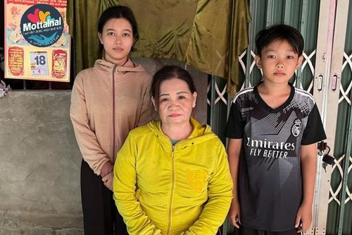 Mồ côi cha mẹ, chị gái cố gắng để em trai được đến trường