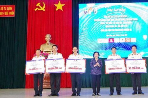 Nguyên Phó Chủ tịch nước Trương Mỹ Hoa trao học bổng Vừ A Dính cho 570 học sinh vượt khó
