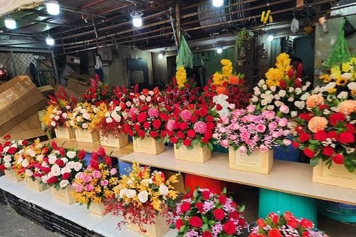 TP. Hồ Chí Minh: Cận ngày 20/10 hoa tươi tăng giá, quà tặng 'hút khách'