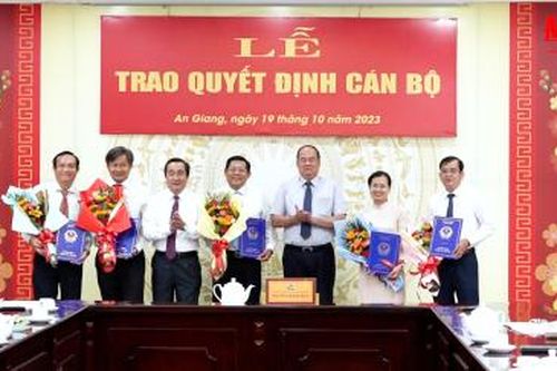 UBND tỉnh An Giang trao quyết định 5 cán bộ