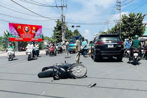 Va chạm với ôtô 7 chỗ trên đường Ung Văn Khiêm, một người chết