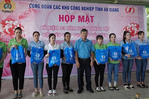 An Giang: Tặng áo dài cho nữ đoàn viên, công nhân lao động khu công nghiệp nhân dịp 20/10