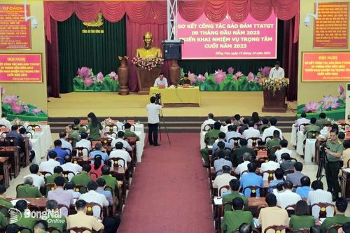 Cán bộ, đảng viên, công chức, viên chức phải đi đầu trong thực hiện nghiêm quy định về an toàn giao thông