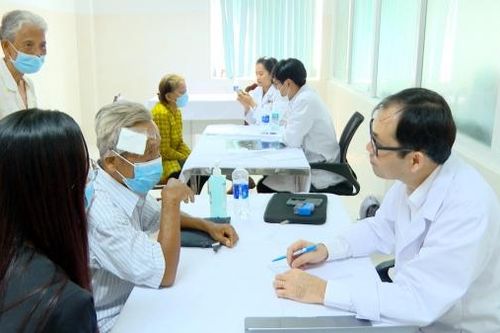 Chuyên gia y tế đồng hành hỗ trợ bệnh nhân nghèo