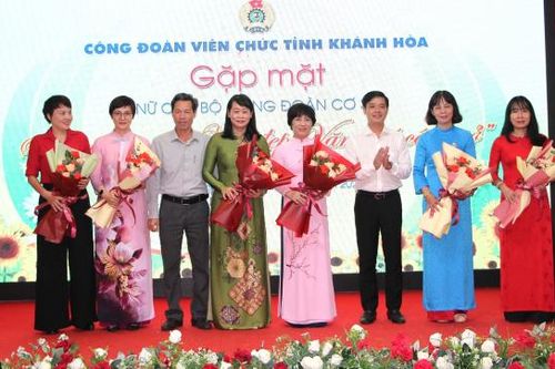 Gặp mặt nữ cán bộ công đoàn và sinh hoạt chuyên đề 'Nét đẹp văn hóa công sở'