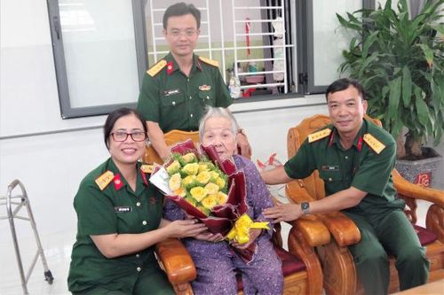 Trường Sĩ quan Thông tin: Thăm, tặng quà Mẹ Việt Nam anh hùng và Hội Liên hiệp Phụ nữ TP. Nha Trang