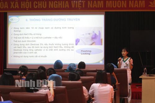 Bệnh viện Sản Nhi tỉnh tập huấn 'Chăm sóc đường truyền tĩnh mạch ngoại vi'