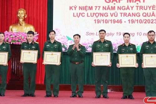Gặp mặt Kỷ niệm 77 năm Ngày Truyền thống lực lượng vũ trang Quân khu 2