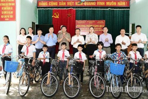 Tặng quà cho học sinh có hoàn cảnh khó khăn và Quỹ khuyến học trên địa bàn huyện Chiêm Hóa