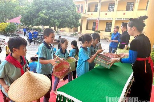 Trên 500 học sinh, giáo viên tham gia hoạt động tái chế rác thải nhựa