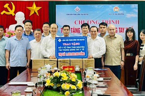 Tiếp nhận 730 thùng găng tay y tế
