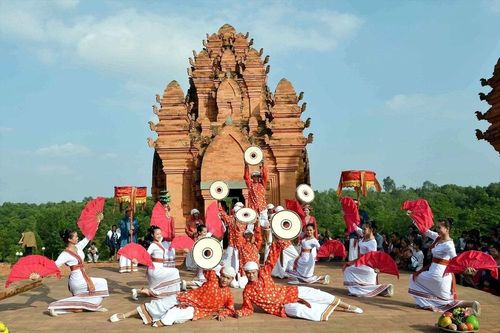 Bình Thuận: Đưa lễ hội Katê trở thành sản phẩm du lịch đặc sắc, hấp dẫn