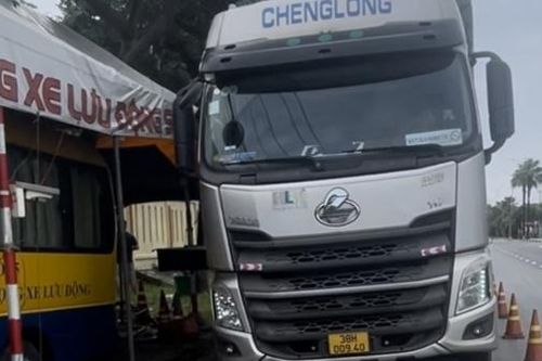 CSGT phát hiện xe siêu quá tải, nghi chở hàng không rõ nguồn gốc