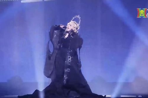 Madonna 'khai màn' đêm đầu tiên của Celebration Tour