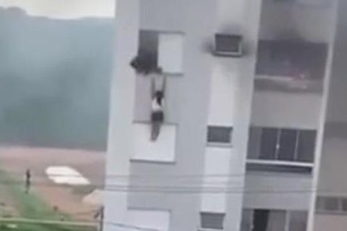 Clip cháu gái đốt căn hộ khiến ông bà phải nhảy từ tầng 3 xuống thoát thân