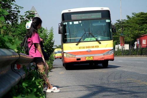 Hãi hùng cảnh chờ xe buýt 'giáp mặt tử thần' trên quốc lộ 5