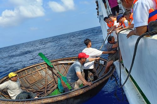 Hình ảnh đón 81 ngư dân trong vụ chìm tàu cá Quảng Nam đưa về đất liền an toàn