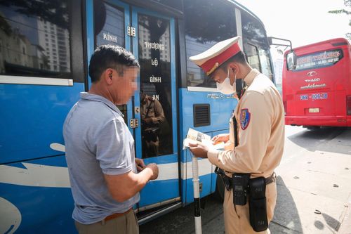 Bị xử phạt dừng đỗ sai quy định, tài xế than ế khách 'đành tranh thủ'