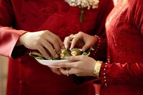 Con dâu không cười nổi trong đám cưới vì một hành động của bố mẹ chồng